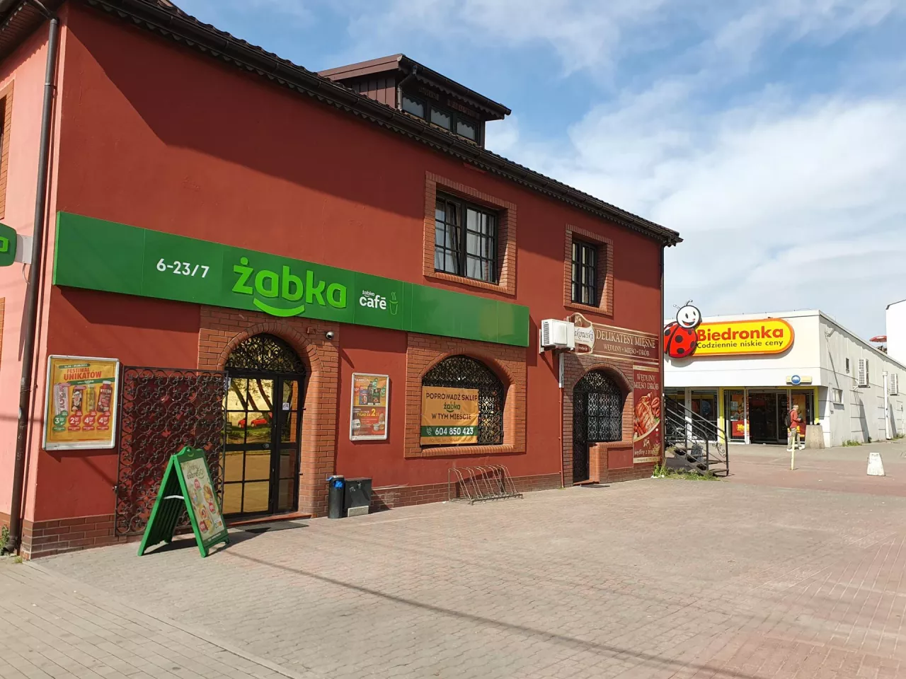 <p>Biedronka i Żabka po sąsiedzku</p>