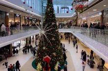 &lt;p&gt;W pierwszej połowie grudnia najczęściej kupowane są prezenty świąteczne (Shutterstock)&lt;/p&gt;