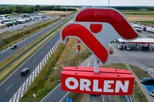 &lt;p&gt;Na zdj. logo Orlenu na stacji zlokalizowanej przy autostradzie A2 (fot. Dronvideo/shutterstock)&lt;/p&gt;