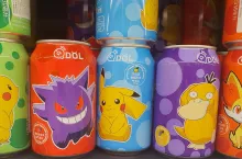 &lt;p&gt;Napoje z Pokemonami na sklepowej półce (fot. wiadomoscihandlowe.pl)&lt;/p&gt;