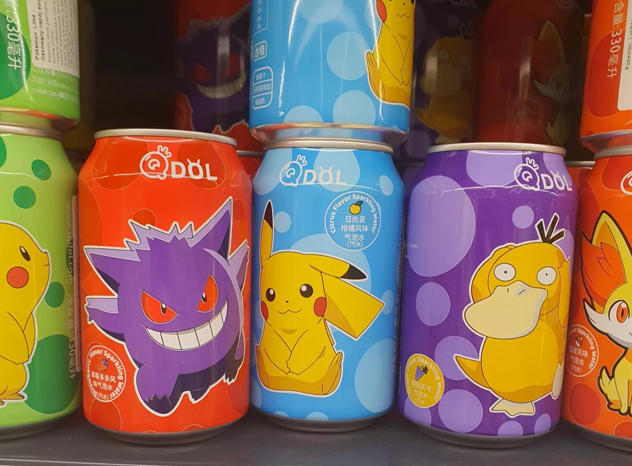&lt;p&gt;Napoje z Pokemonami na sklepowej półce (fot. wiadomoscihandlowe.pl)&lt;/p&gt;