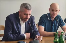 <p>Maciej Konieczny, poseł Lewicy (po lewej) i Jan Śpiewak (po prawej), aktywista i działacz społeczny</p>