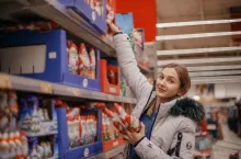 &lt;p&gt;W Polsce słodycze na prezent pod choinkę kupuje 37 proc. osób, w Bułgarii i Rumunii jeszcze więcej (fot. Shutterstock) &lt;/p&gt;