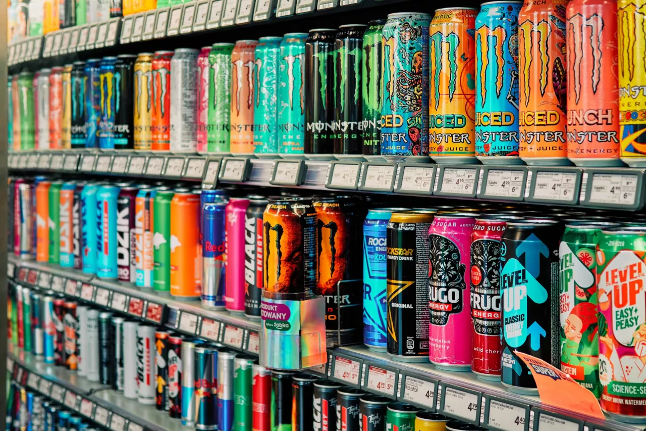 <p>Zakaz sprzedaży energetyków zawierających kofeinę będzie dotyczył osób poniżej 18 roku życia.</p>