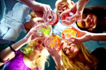 &lt;p&gt;Polscy konsumenci odwracają się od mocnych alkoholi. Na popularności zyskują napoje słabsze, bądź całkiem pozbawione procentów (fot. Shutterstock)&lt;/p&gt;