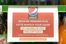 &lt;p&gt;Carrefour nie będzie sprzedawał produktów PepsiCo. Etykieta informuje klientów o wycofaniu produktu (fot. Carrefour)&lt;/p&gt;