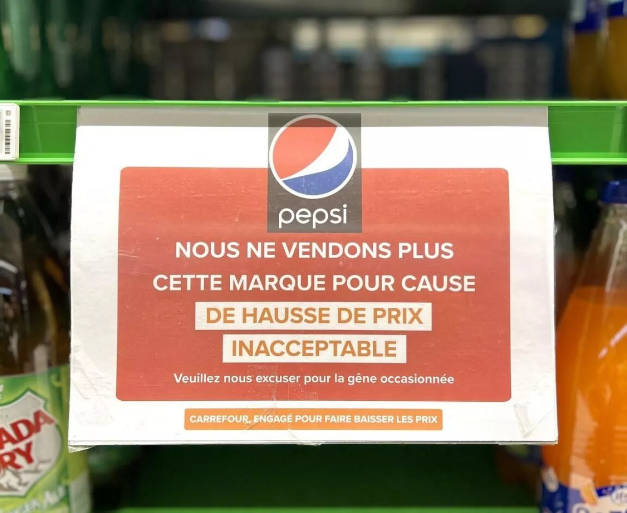 &lt;p&gt;Carrefour nie będzie sprzedawał produktów PepsiCo. Etykieta informuje klientów o wycofaniu produktu (fot. Carrefour)&lt;/p&gt;