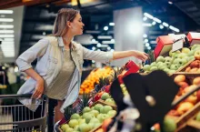 &lt;p&gt;Ostatnia kontrola przeprowadzona przez IJHARS wykazała nieprawidłowości w zakresie jakości i znakowania owoców oraz warzyw w prawie 40 proc. sklepów (fot. Shutterstock)&lt;/p&gt;