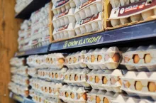 &lt;p&gt;Półki z jajkami w sklepie Carrefour (fot. Łukasz Rawa/wiadomoscihandlowe.pl)&lt;/p&gt;