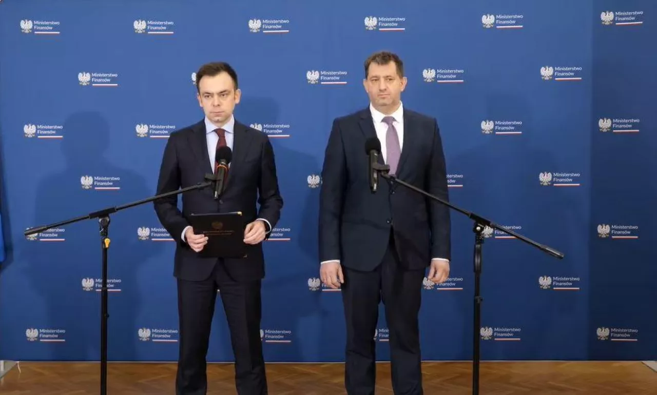 &lt;p&gt;Andrzej Domański, minister finansów i Marcin Łaboda, szef KAS informują o przesunięciu terminu wprowadzenia KSeF (youtube.com/@MinisterstwoFinansow)&lt;/p&gt;