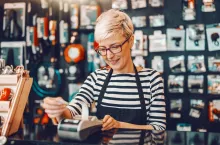 <p>Oprócz tradycyjnej sprzedaży sklepy oferują dzisiaj wahlarz usług.</p>