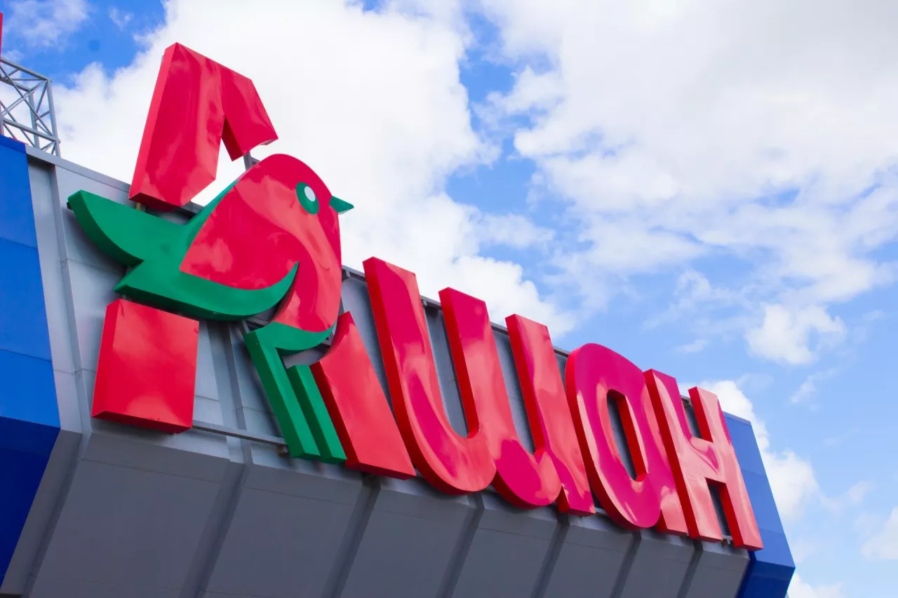&lt;p&gt;Auchan zamyka dwa hipermarkety na Ukrainie. Sklepy będą działały tylko do kwietnia br. (fot. Shutterstock)&lt;/p&gt;