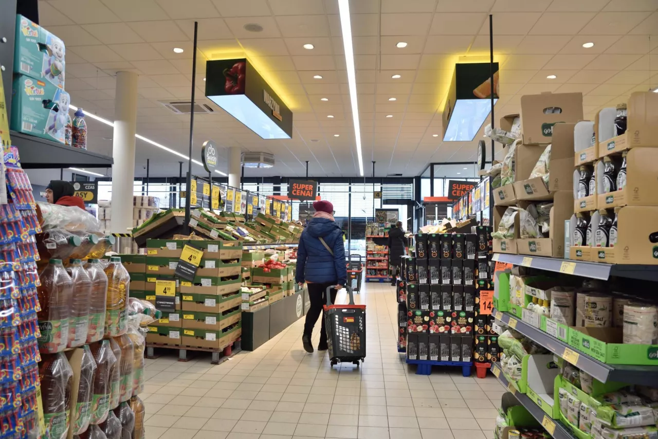 <p>Wnętrze sklepu sieci Biedronka we Wrocławiu (fot. BartlomiejMagierowski/Shutterstock)</p>