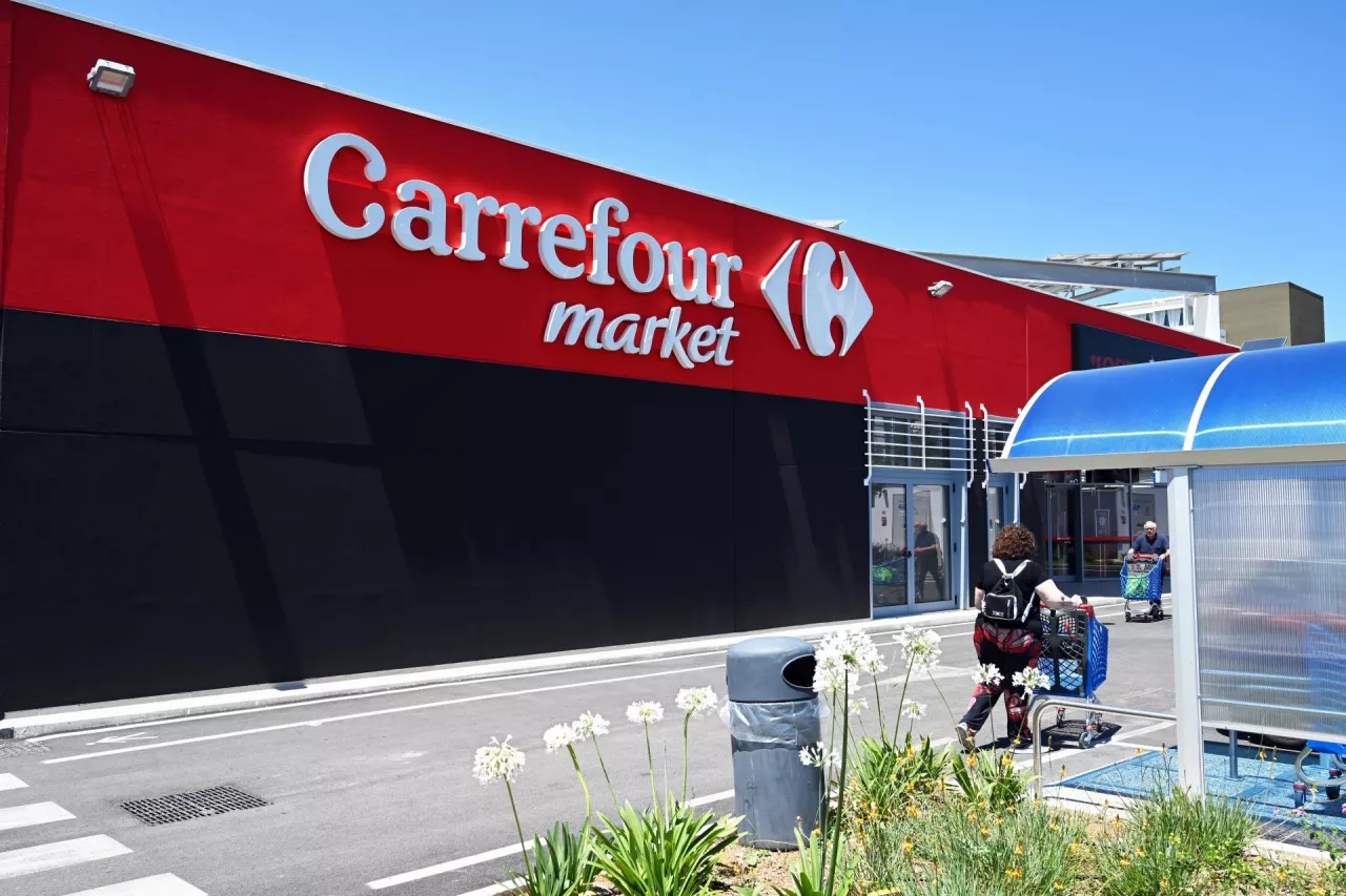 &lt;p&gt;Na zdj. supermarket sieci Carrefour (fot. defotoberg/Shutterstock)&lt;/p&gt;