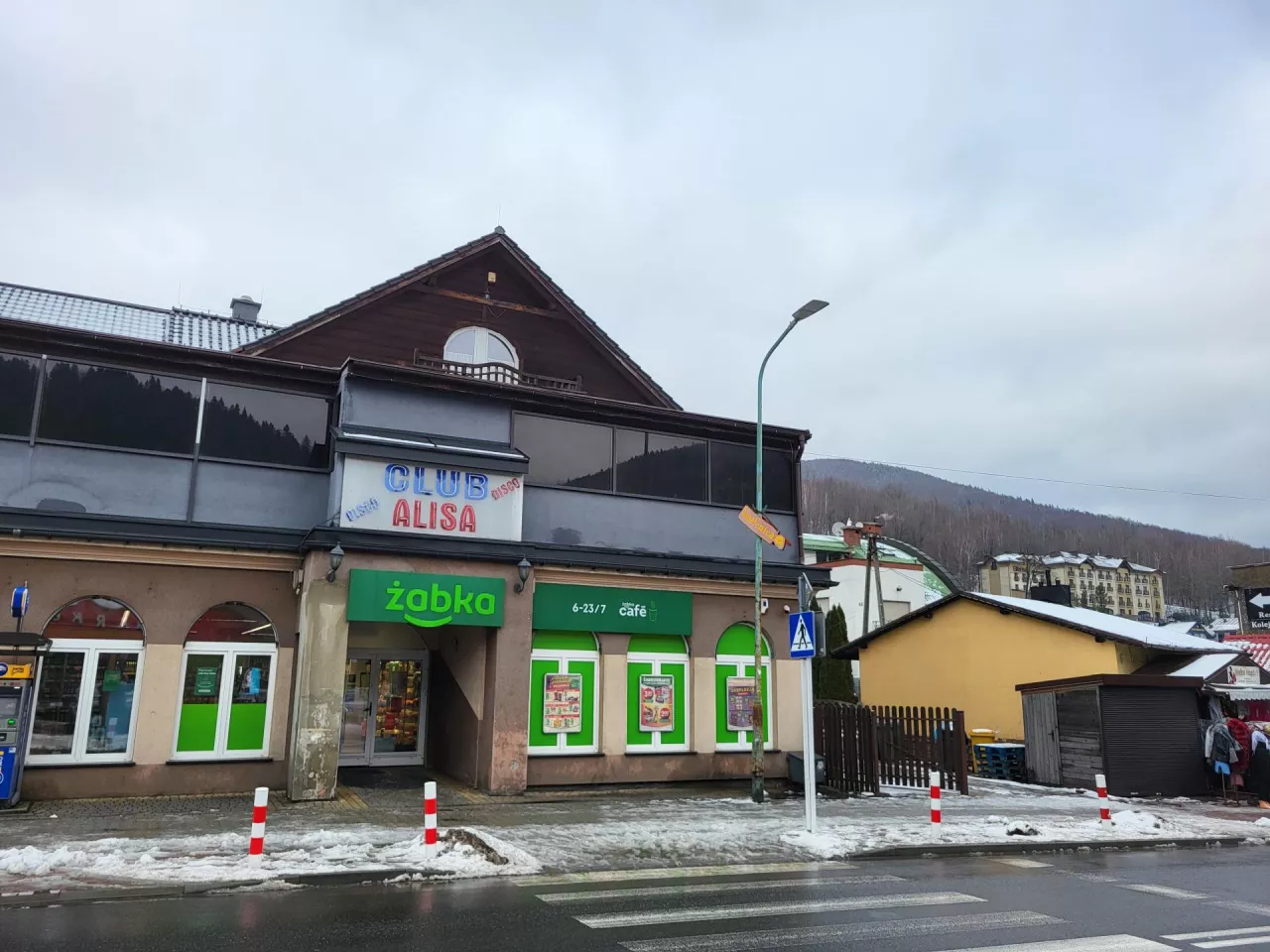 <p>Sklep Żabka w górskiej miejscowości Szczyrk,</p>