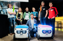 &lt;p&gt;Seriusz Sebedyn i zespół Delivery Couple z robotami Kasia i Mateusz (mat. prasowe)&lt;/p&gt;