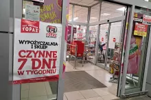 &lt;p&gt;Wypożyczalnia sprzętu sportowego w sklepie sieci Topaz (fot. wiadomoscihandlowe.pl)&lt;/p&gt;