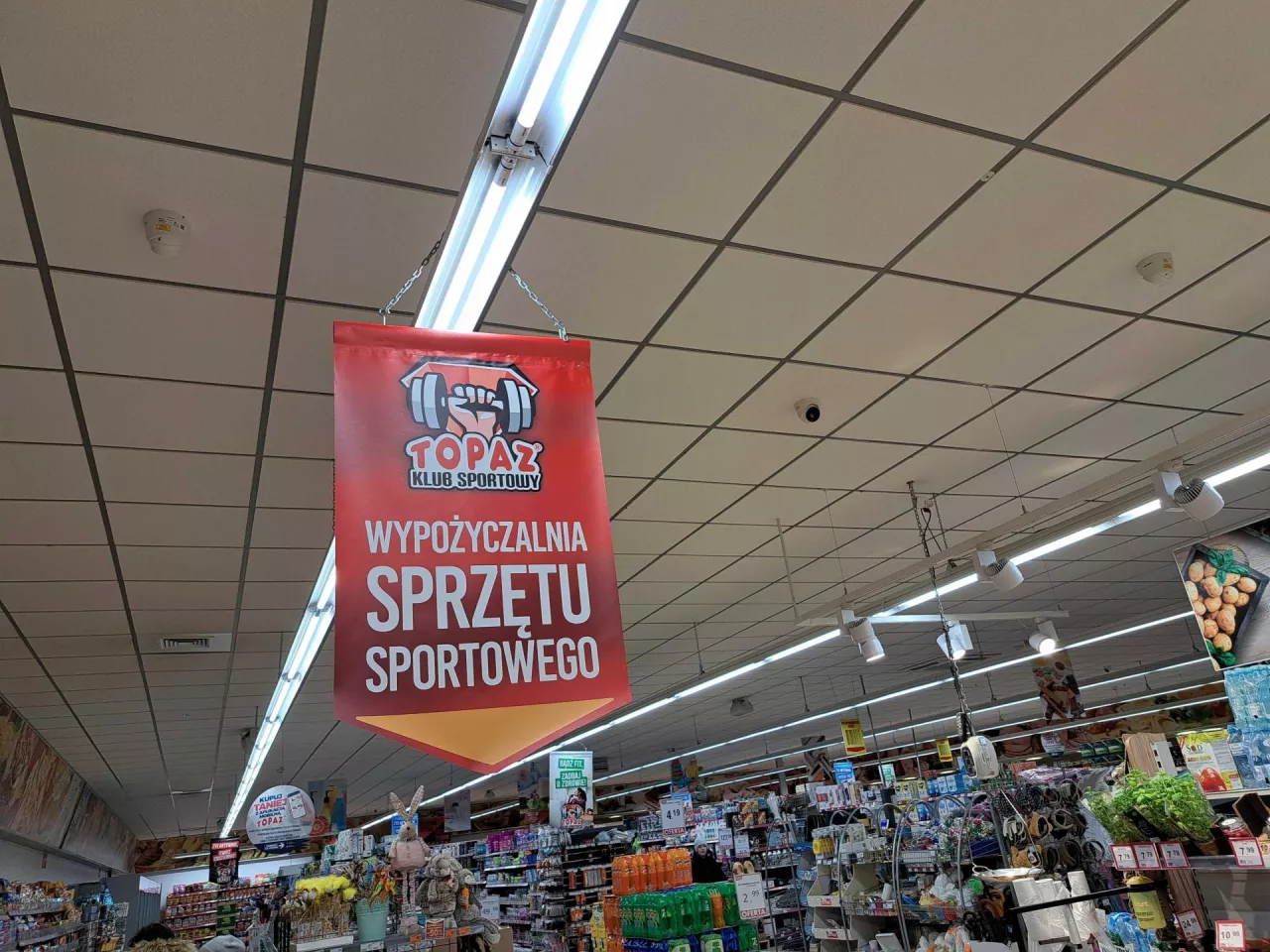 &lt;p&gt;Wypożyczalnia sprzętu sportowego w sklepie sieci Topaz (fot. wiadomoscihandlowe.pl)&lt;/p&gt;