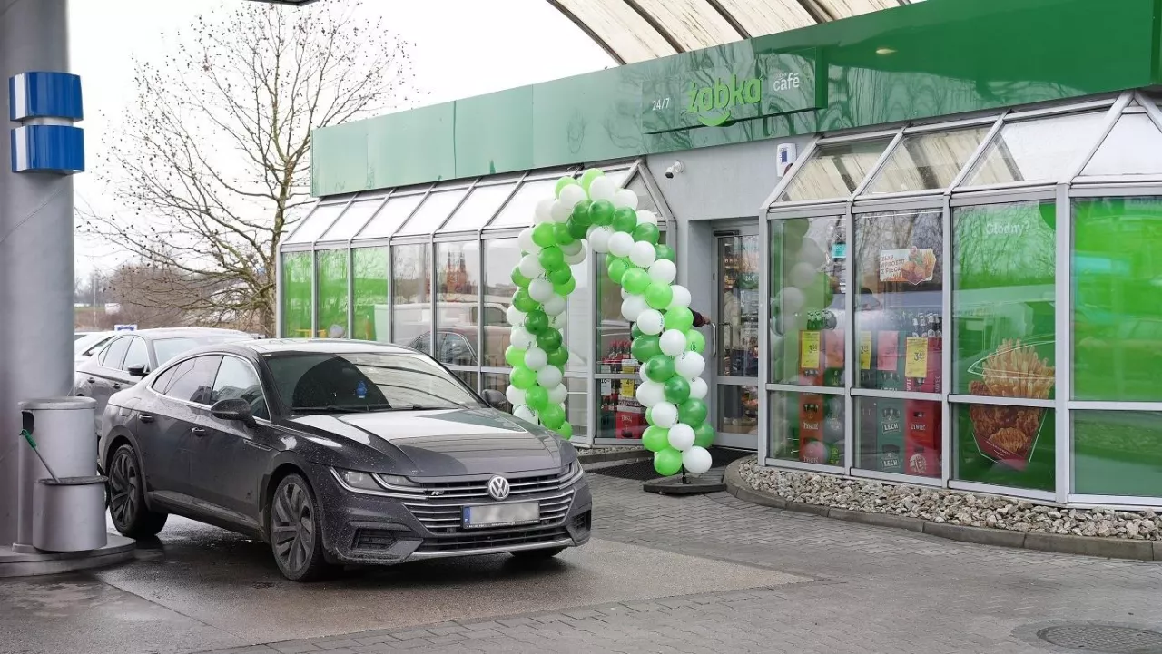 <p>Żabka na stacji Viwa</p>