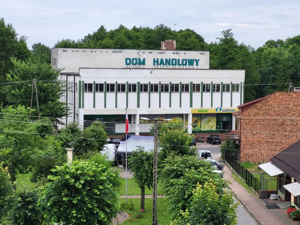 <p>Placówki Lewiatan często widoczne są mniejszych miejscowościach oraz na wsiach. Na zdjęciu sklep samoobsługowy w m. Wielgomłyny w woj. łódzkim.</p>