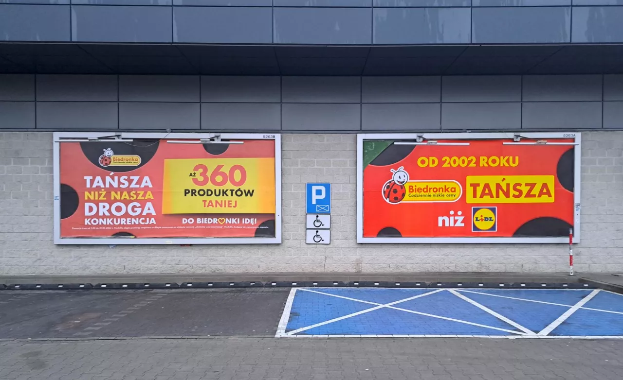 &lt;p&gt;Biedronka zmieniła hasło reklamowe, ale w niektórych lokalizacjach stare plakaty (po prawej) znajdują się obok nowych (po lewej) (fot. wiadomoscihandlowe.pl/MG)&lt;/p&gt;