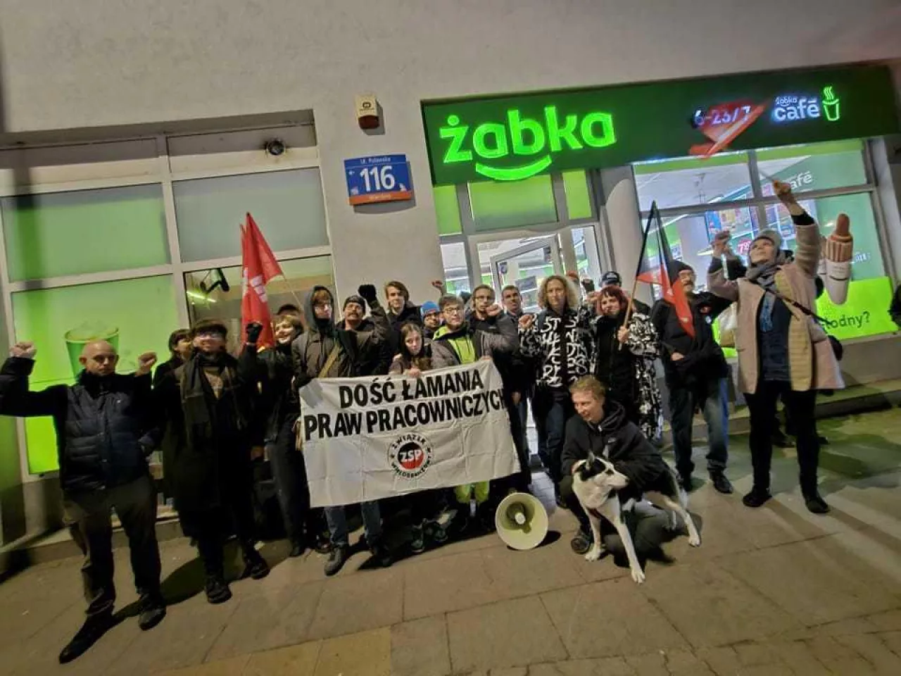 <p>Protest przed Żabką w Warszawie.</p>