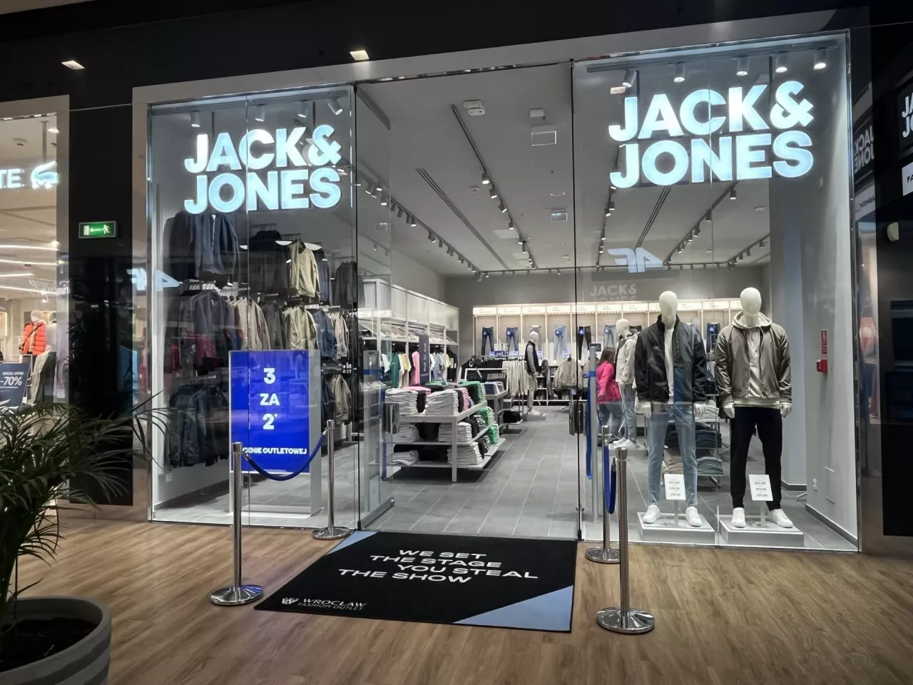 We Wrocław Fashion Outlet ruszył pierwszy stacjonarny salon duńskiej marki Jack &amp; Jones (fot. materiały prasowe)