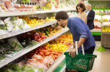 Od kwietnia wraca 5 proc. stawka VAT na podstawowe produkty spożywcze (fot. Canva)