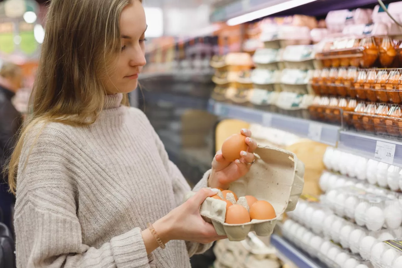 Odmrożenie VAT-u na żywność 1 kwietnia może wpłynąć na ceny w sklepach jeszcze przed Wielkanocą (fot. Shutterstock)
