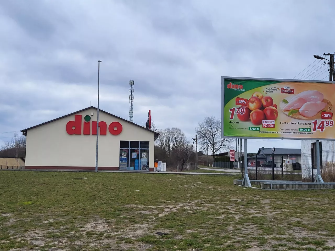 <p>Dino często otwiera sklepy w niewielkich miejscowościach. Tutaj placówka w m. Wielgomłyny w woj. łódzkim.</p>