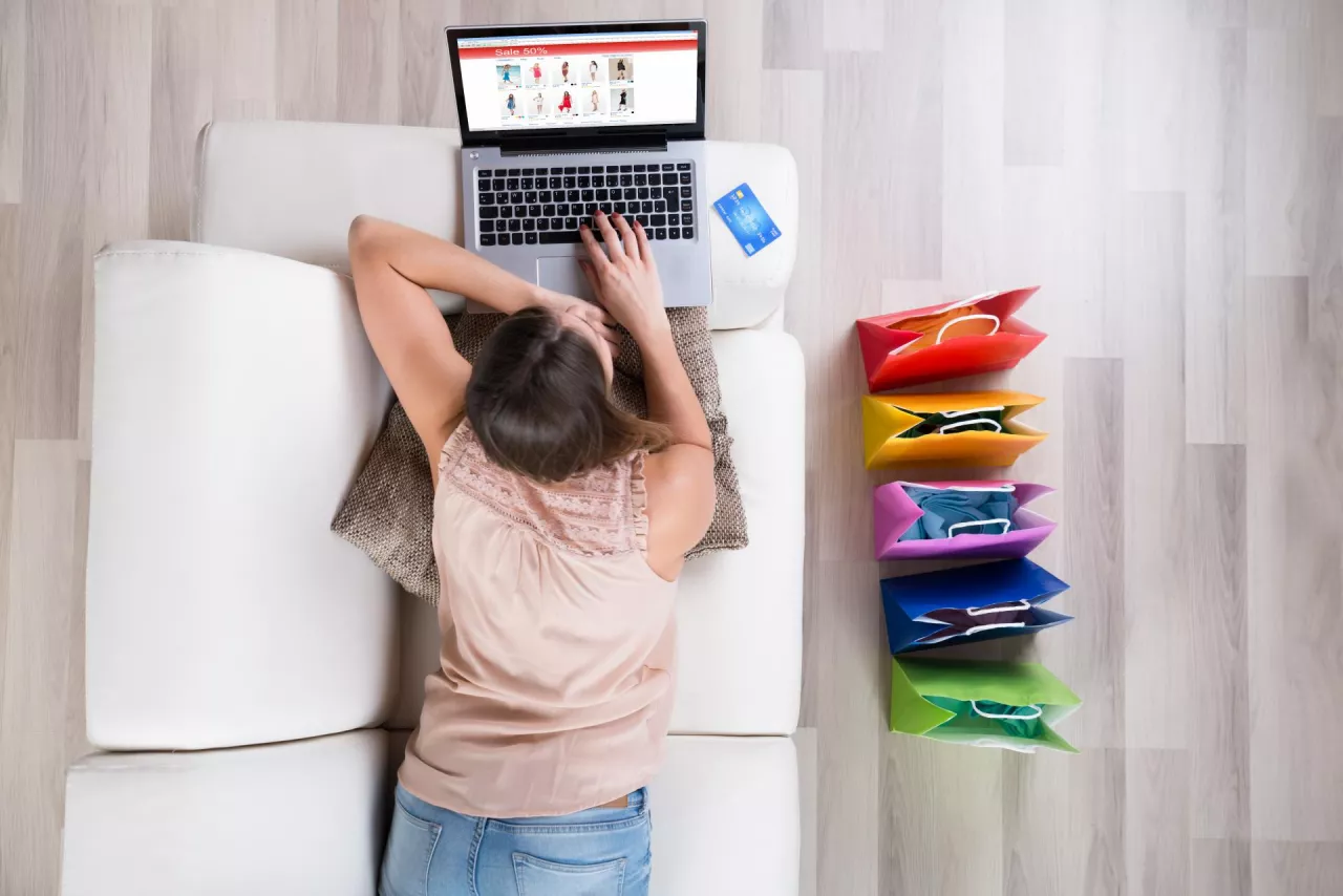 Młodzi Polacy najbardziej cenią zakupy online za to, że pozwalają im one uniknąć tłumów i kolejek (fot. Shutterstock)