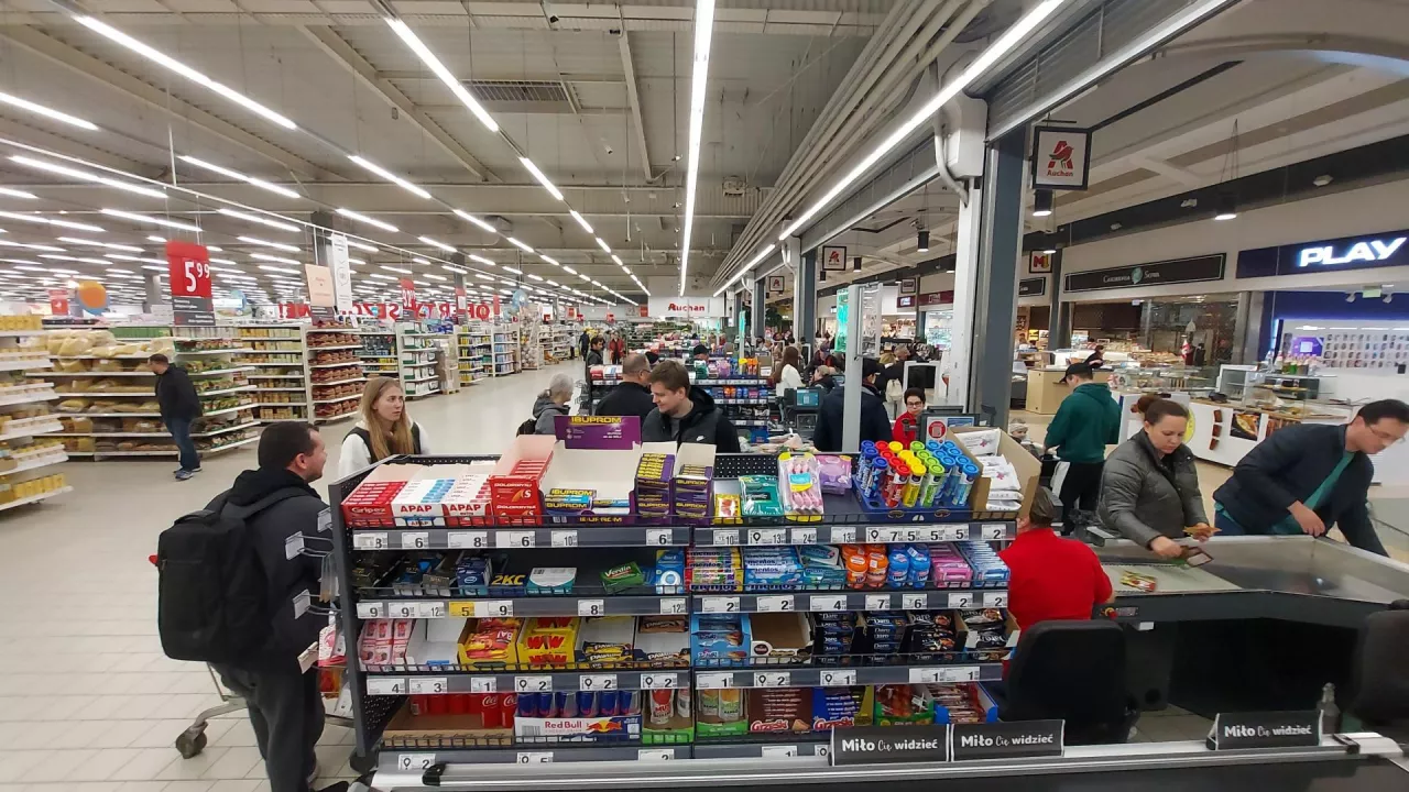 Strefa kas w sklepie Auchan w Markach (fot. Łs)