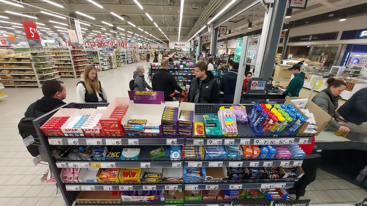Strefa kas w sklepie Auchan w Markach (fot. Łs)