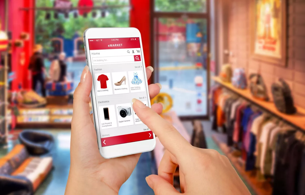 Generacja Z w kanale e-commerce najchętniej kupuje odzież i obuwie (fot. Shutterstock)