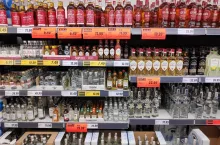 Półka z alkoholem w sklepie (Shutterstock)