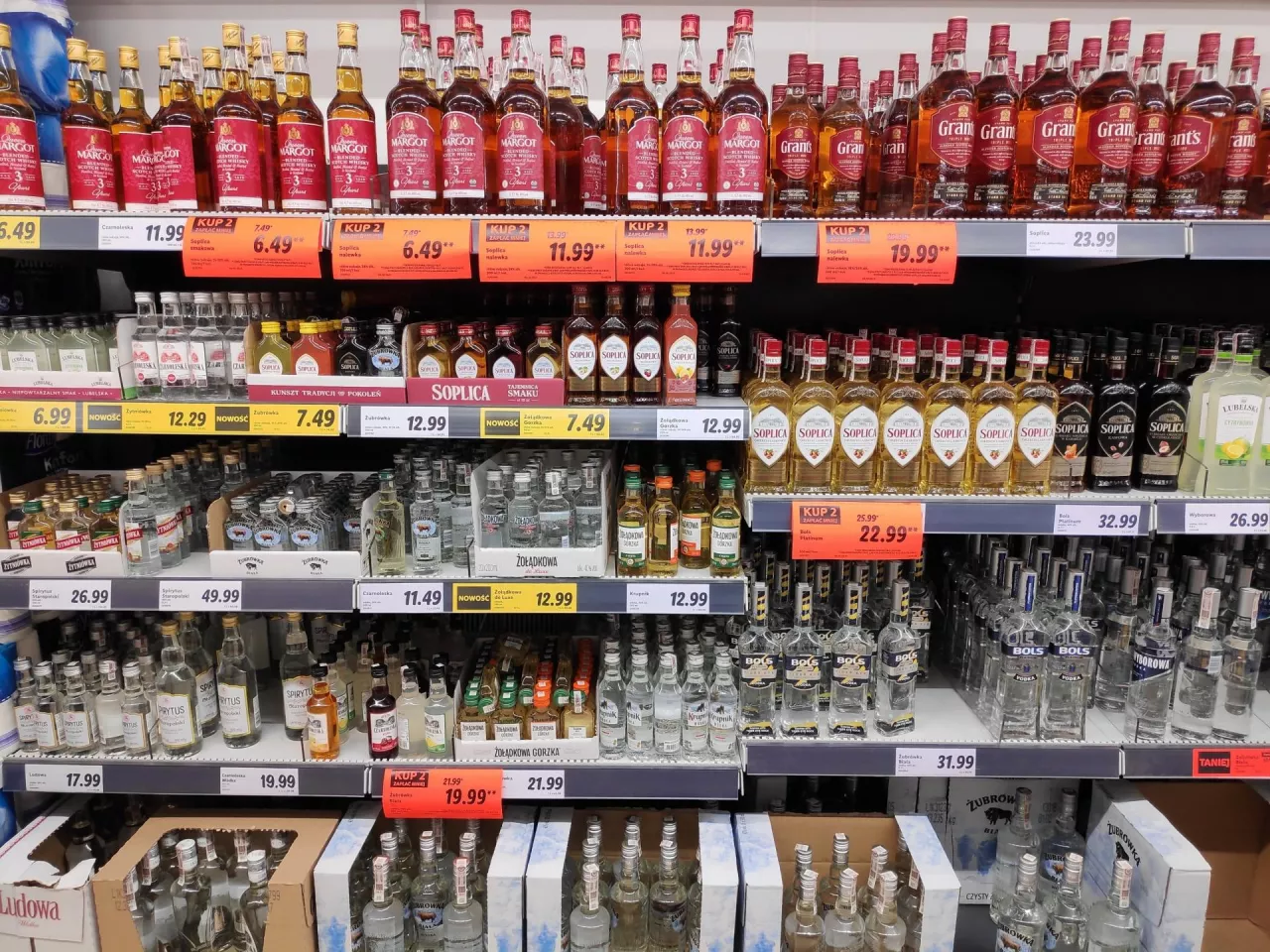Półka z alkoholem w sklepie (Shutterstock)