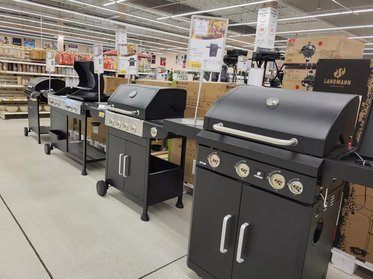 <p>W wielu sklepach przygotowano się już na sezon grillowy - na zdjęciu ekspozycja w Auchanie w Łomiankach.</p>
