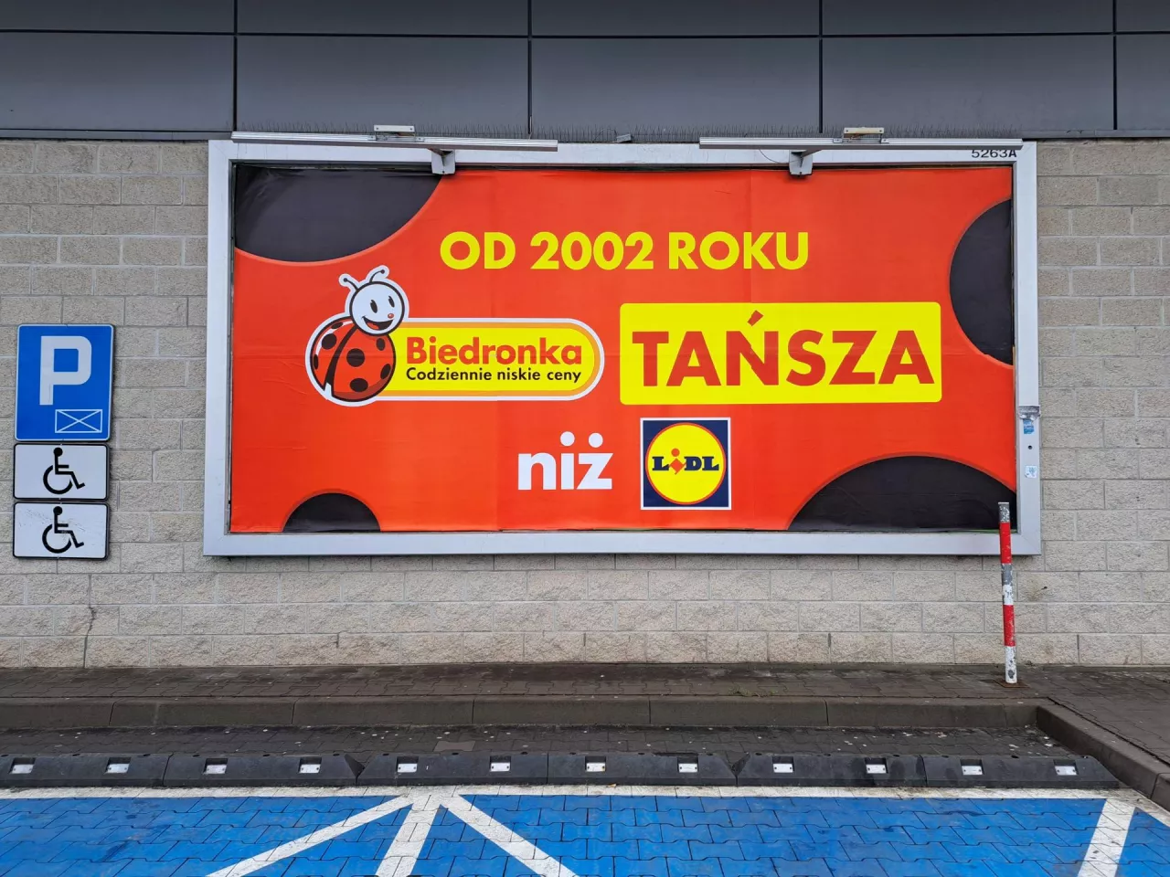 Biedronka informuje na plakatach, że jest tańsza niż Lidl od 2002 roku (fot. wiadomoscihandlowe.pl/MG)