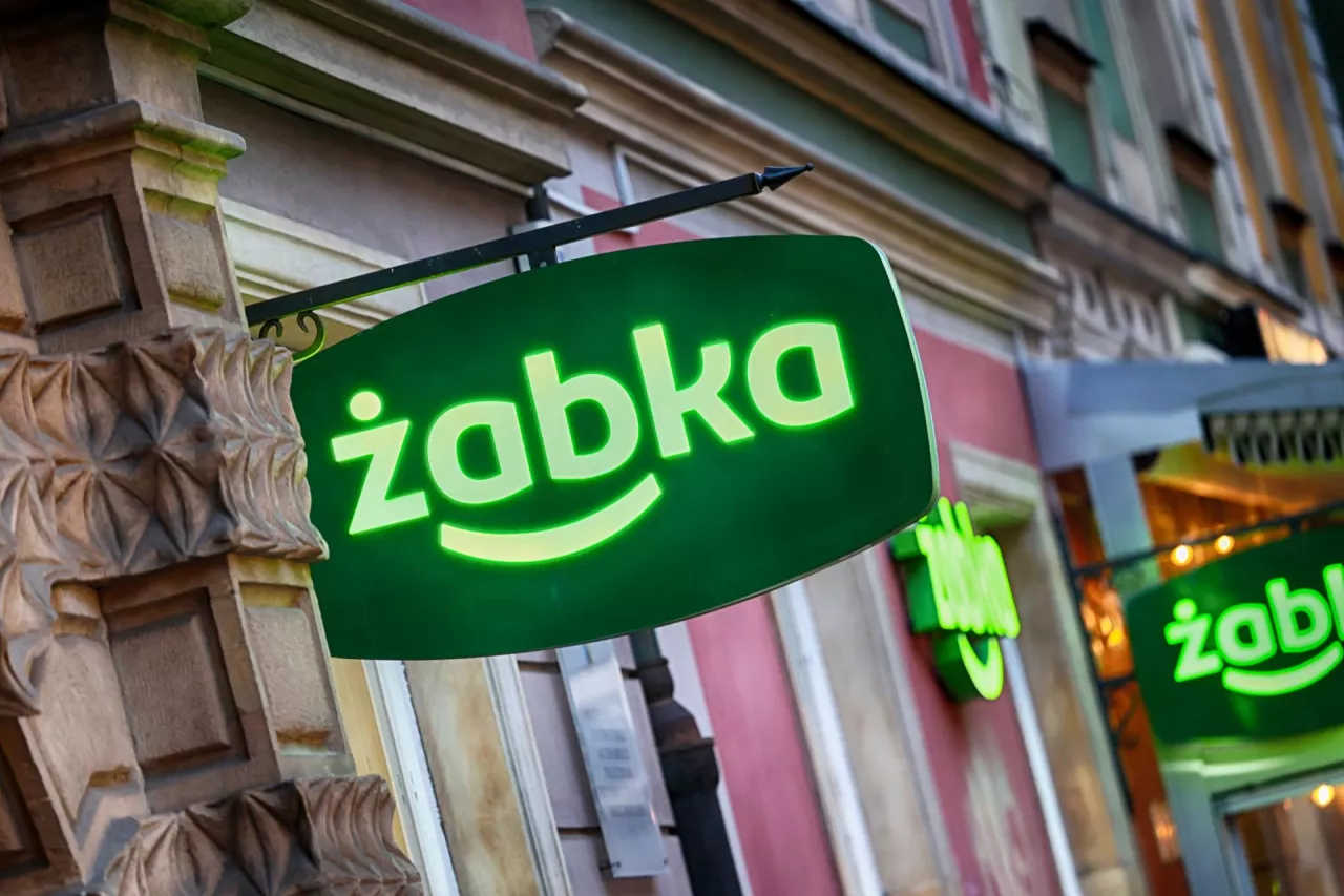 Sklep sieci Żabka (fot. DarSzach/Shutterstock)