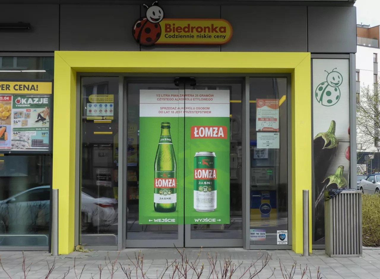 Reklama piwa na drzwiach sklepu Biedronka (Shutterstock)