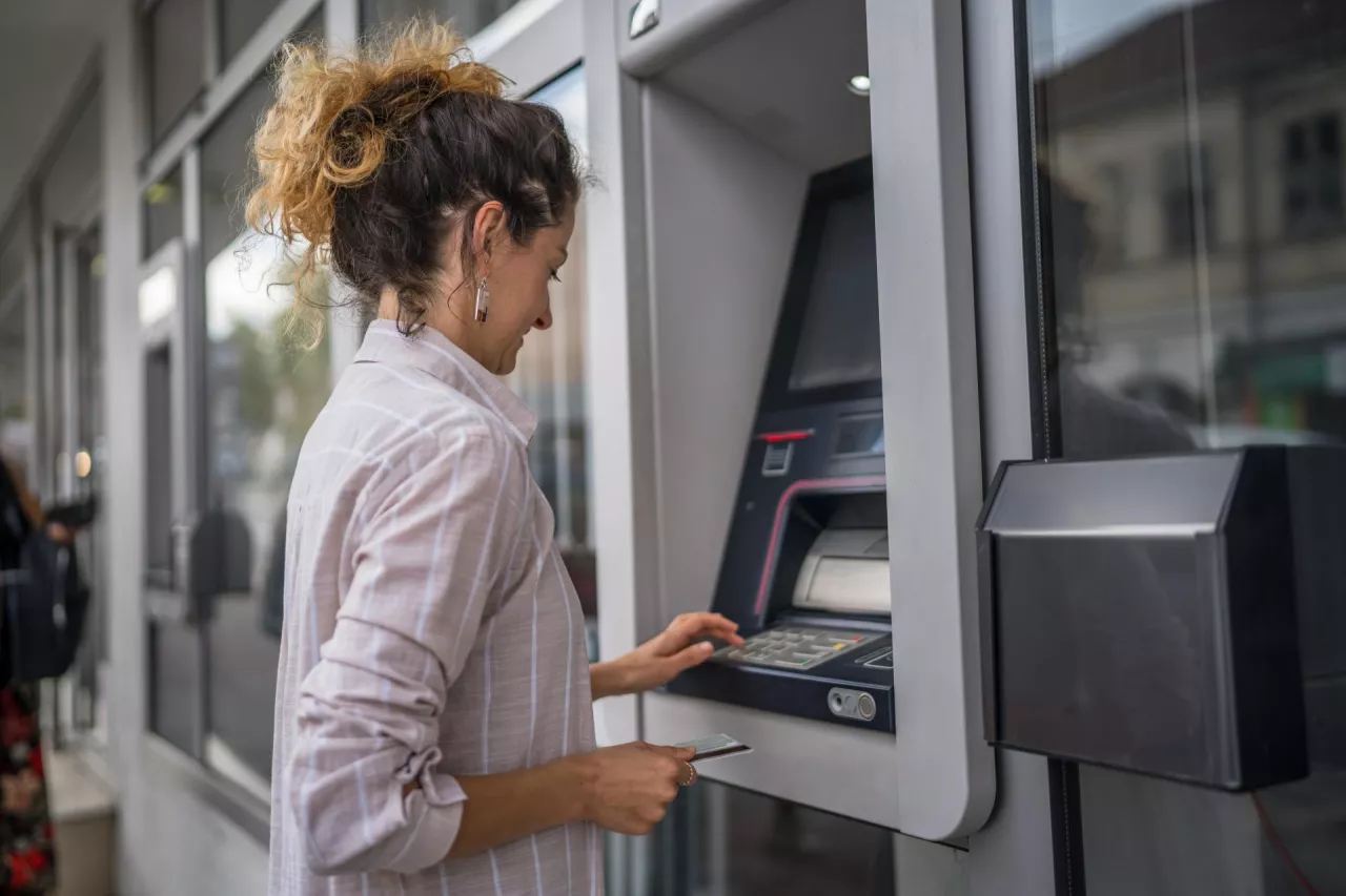 Właściciele sklepów w Niemczech oburzają się, że przejmują część zadań banków, bo sklepy świadczące usługę cash back zastępują bankomaty (fot. Shutterstick)
