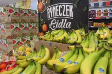 Pracownicy sieci Lidl rozpakowując towary znaleźli tysiące uncji kokainy w skrzynkach z bananami (fot. Konrad Kaszuba)