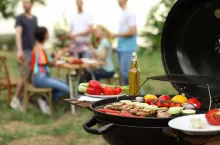 45 proc. Polaków deklaruje, że w trakcie cieplejszych dni grilluje przynajmniej raz w tygodniu (fot. Shutterstock)
