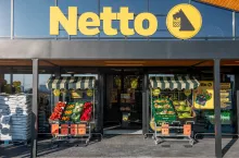 Nowy koncept 3.5. wdrożony już w kilkunastu placówkach Netto, pozwala sieci testować nowe rozwiązania, w tym ekspozycję części towarów przed wejściem (fot. Netto Polska)