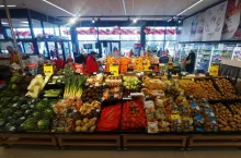 Stoisko z warzywami i owocami w supermarkecie spożywczym
