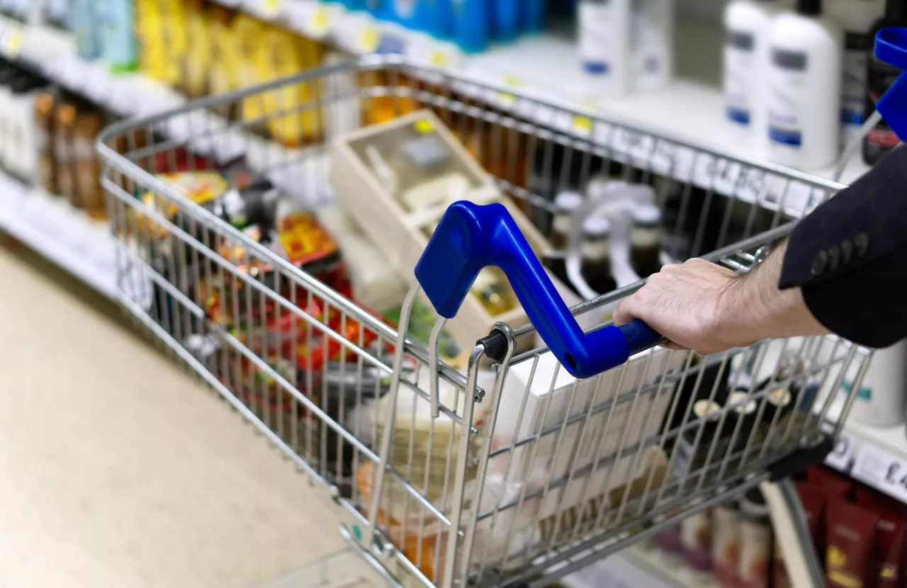 Wprowadzona w Walmarcie „segregacja kasowa” stawia na głowie relacje między sklepem a jego klientami (fot. Shutterstock)