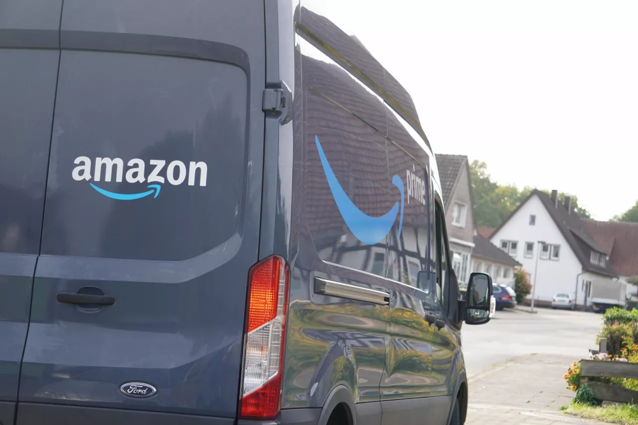 Amazon, samochód dostawczy (Shutterstock)