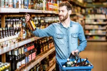 Rząd Donalda Tuska zastanawia się nad wprowadzeniem zakazu sprzedaży alkoholu na stacjach benzynowych, ale też ograniczenia akcji, które będą go promowały (fot. Shutterstock)