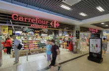 Sieć Carrefour chce przyciągnąć klientów do swoich hiper- i supermarketów oferując im dodatkową usługę w postaci nadania lub odbioru pieniędzy (fot. materiały prasowe)