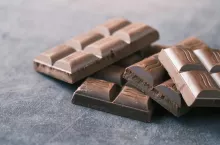 Przy dynamicznie rosnących cenach kakao coraz częściej pojawiają się spekulacje o tym, że producenci czekolady mogą chcieć zmieniać skład swoich produktów (fot. Towfiqu barbhuiya/Unsplash)